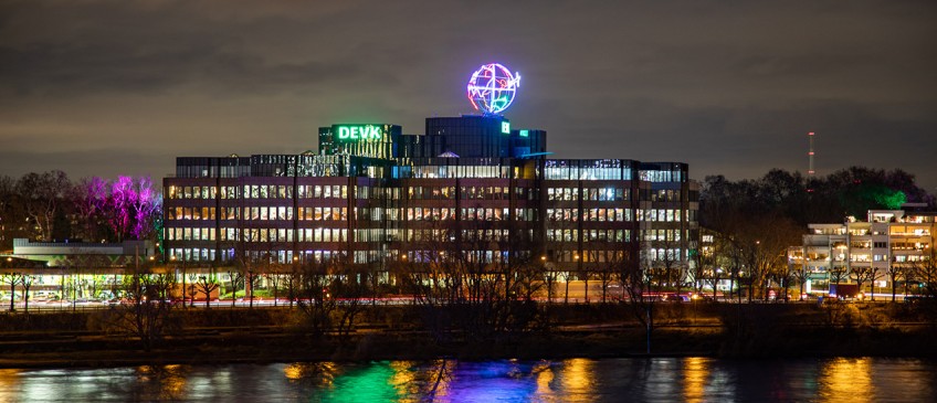 Unternehmen: DEVK Zentrale bei Nacht